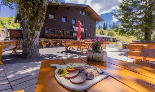 Auenaufnahme der Krunkelbachhtte mit Vesper im Vordergrund. Bild zur Verfgung gestellt von der Gemeinde Bernau. Copyright: MarkusBalkow / Gemeinde Bernau