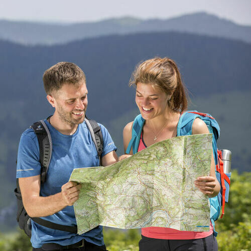 Paar schaut sich gemeinsam die Wanderkarte an. Foto Thomas Bichler, zur Verfgung gestellt von der Gemeinde Bernau. 