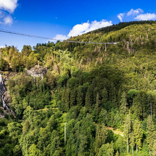 Zu sehen ist der Todtnauer Wasserfall mit der blackforestline. 