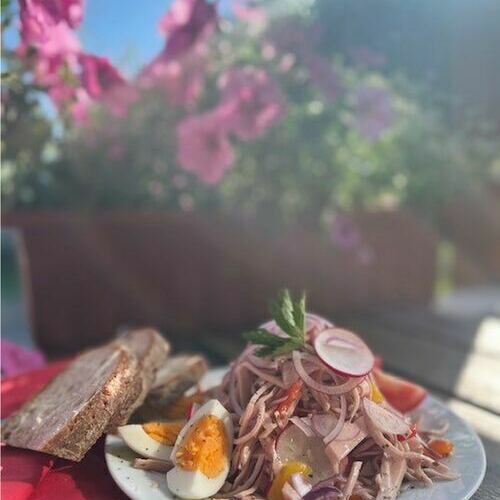Natürlich gibt es auch leckeren Wurstsalat Natürlich gibt es auch leckeren Wurstsalat