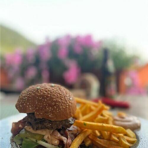 Für Gäste und Einheimische gibt es in unserer Gaststätte unter anderem auch leckeren Burger mit Pommes Für Gäste und Einheimische gibt es in unserer Gaststätte unter anderem auch leckeren Burger mit Pommes