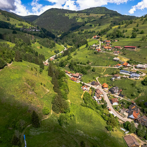 Blick in Richtung Belchen und auf den Ortsteil Holzinshaus, links oben im Bild zu erkennen.  Blick in Richtung Belchen und auf den Ortsteil Holzinshaus, links oben im Bild zu erkennen.