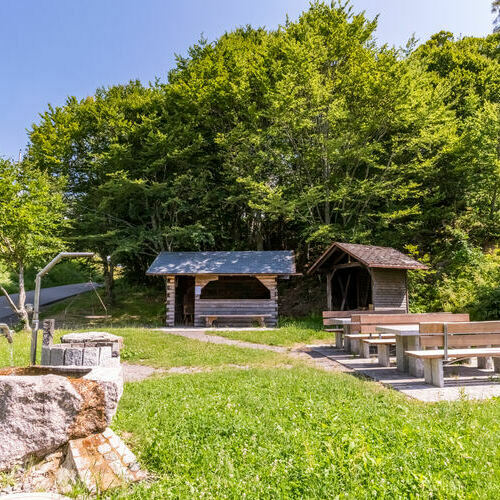 Der Grillplatz "Auf den Winden" befindet sich zwischen dem Kernort und dem Ortsteil Rollsbach. Hier befindet sich auch eine Komposttoilette und ein Wohnmobilstellplatz.  Der Grillplatz "Auf den Winden" befindet sich zwischen dem Kernort und dem Ortsteil Rollsbach. Hier befindet sich auch eine Komposttoilette und ein Wohnmobilstellplatz.