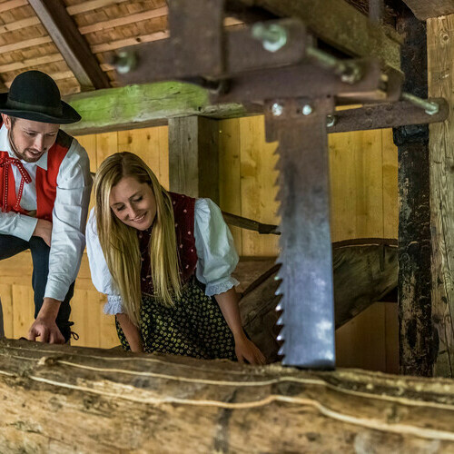 Paar in Schwarzwaldtracht an der Klopfsäge in Fröhnd Paar in Schwarzwaldtracht an der Klopfsäge in Fröhnd