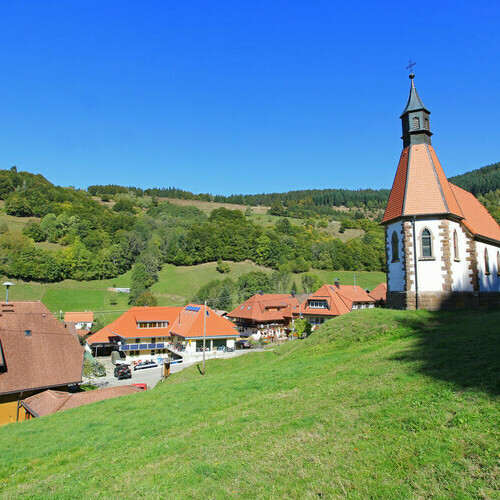 Tunau mit der örtlichen Kapelle. Tunau mit der örtlichen Kapelle.