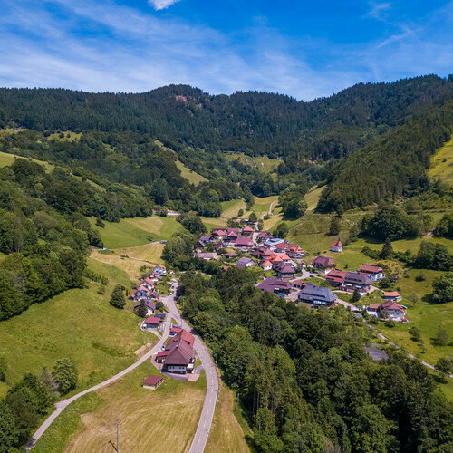 Blick nach Tunau umringt von grünen Sommerflächen Blick nach Tunau umringt von grünen Sommerflächen