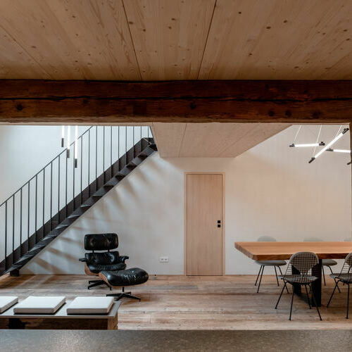 Blick aus der Kche auf den Essbereich mit seinem 4 Meter langen Eichentisch.