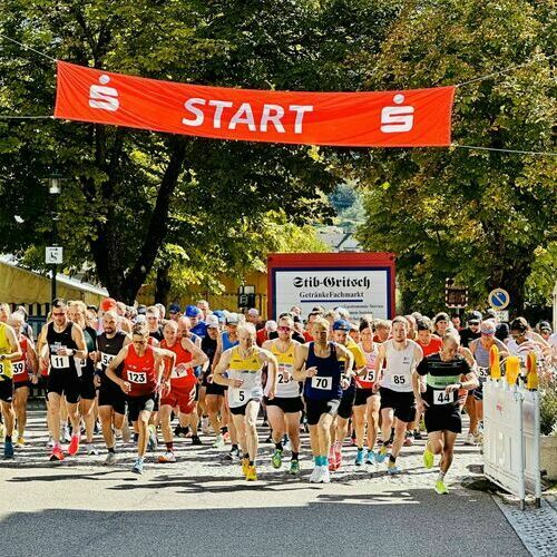Start des Belchen Berglaufs im Stadtzentrum von Schönau