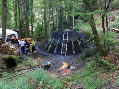 Kohlemeiler wird in Glut gesetzt Kohlemeiler wird in Glut gesetzt
