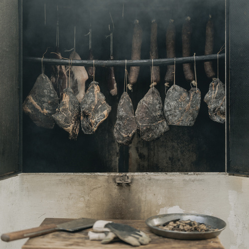 Hauseigener Räucherofen - Leckere hausgeräucherte Schinken, Speck und Salami vom Wiedener Reh und Wildschwein.